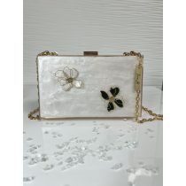   "Fehér alapon fekete-fehér virágos epoxi gyanta clutch táska"#07