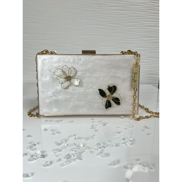 "Fehér alapon fekete-fehér virágos epoxi gyanta clutch táska"#07