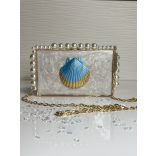 "Arany-világoskék epoxi gyanta fedésű, kagyló és gyöngy díszítésű elegáns női clutch táska"#